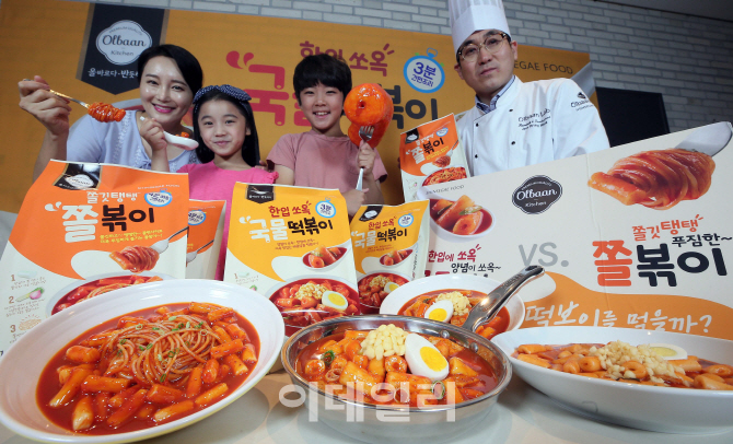 [포토]신세계푸드 '올반 한입쏘옥 국물떡볶이' 출시