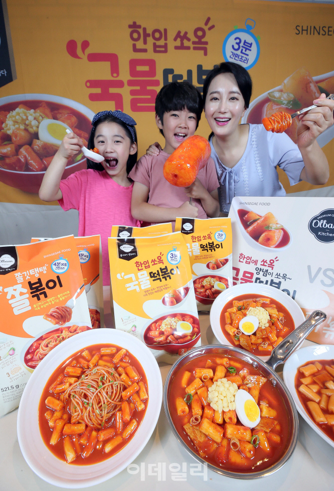 [포토]신세계푸드 '폭신한 식감, 올반 한입쏘옥 국물떡볶이' 출시