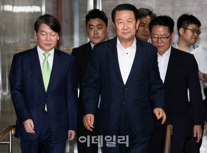 [포토]국민의당 제보조작 수사 결과 발표, '회의실 들어서는 박주선-안철수-박지원'