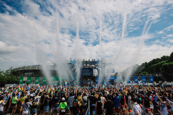 "바캉스, 멀리 갈 필요 있나요?"…물총싸움으로 더위 날린 `워터밤 2017`