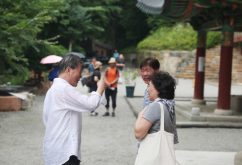  오대산 산행 중 만난 등산객과 이야기 나누는 文대통령