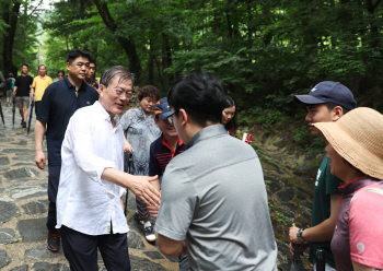  오대산 산행 중 만난 시민들과 악수하는 文대통령