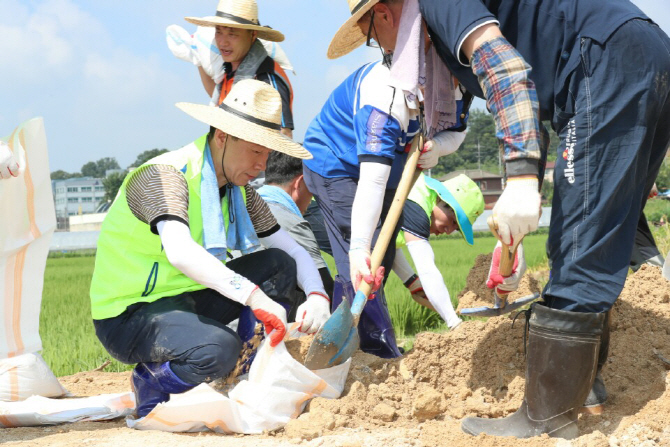 농협, 호우 특별재난지역 천안서 피해복구 봉사활동