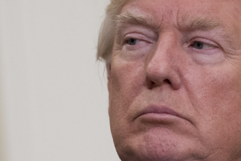 트럼프, 북한·러·이란 제재안 서명…러 “무역 전면전” 반발