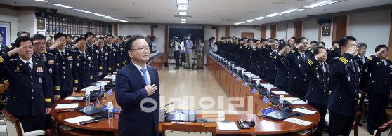 警 끌어안는 행안부ㆍ檢 거리두는 법무부 '눈길'