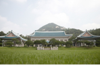 靑, "부동산 가격 앙등 비정상적…물러서지 않겠다”(종합)