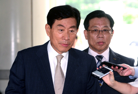 與·한국당, '국정원 정치개입' 온도 차…"경천동지" Vs "언플"(종합)