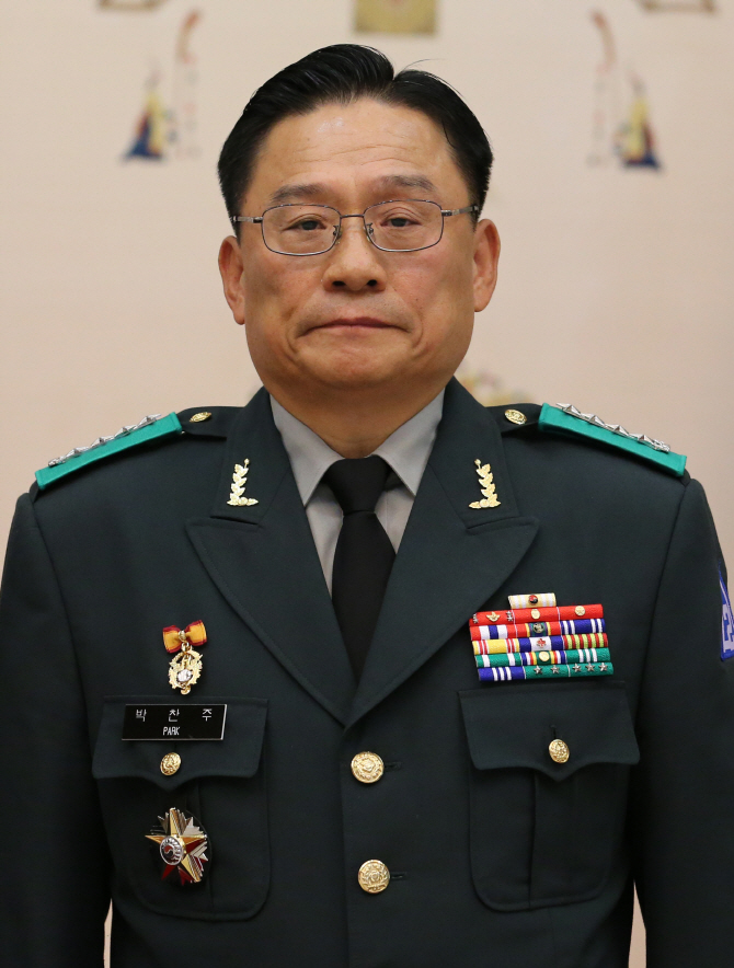 `공관병 갑질 논란` 박찬주 부인, 군형법 적용 받을까..처벌 수위는?