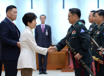 '공관병 갑질', 軍 7일 긴급 수뇌부 회의...박찬주 대장 8일 소환