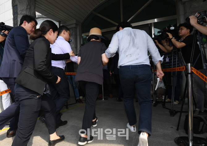 [포토]군 검찰로 소환된 '공관병 갑질' 박찬주 대장 부인