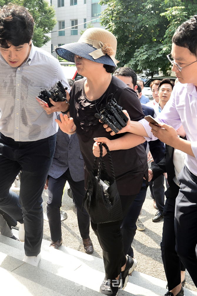 [포토]'공관병 갑질' 박찬주 대장 부인, '참고인 신분 군검찰 소환'