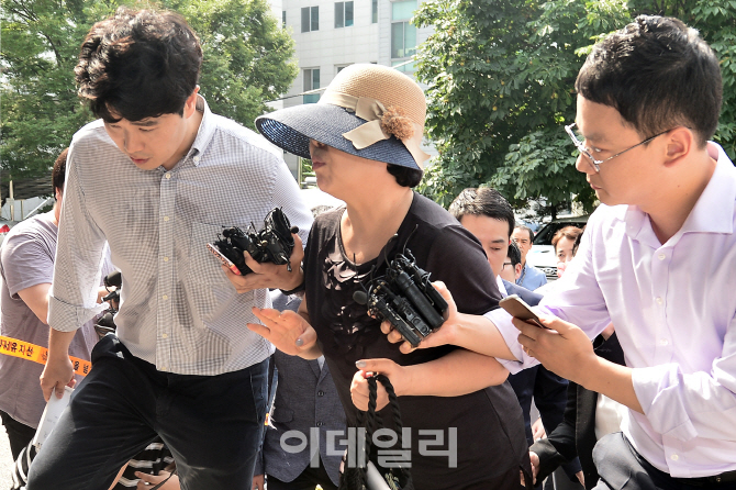 [포토]'공관병 갑질' 박찬주 대장 부인, '참고인 신분 군검찰 출석'