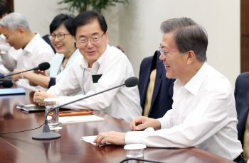 文대통령 '갑질' 근절대책 지시..“농사병·과외병·테니스병 명칭 없애라"