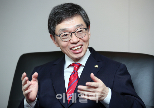 [화통토크]김현 대한변협 회장은…‘해상법전문가·詩人김규동 아들’