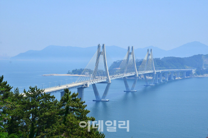 "이번 여름 서부산과 거제의 매력에 빠져 보세요"