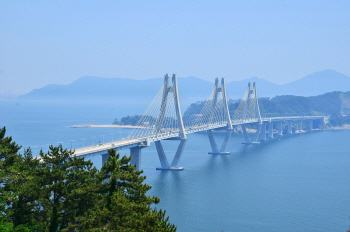 "이번 여름 서부산과 거제의 매력에 빠져 보세요"