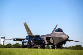 포드, F-22 랩터의 이미지를 더한 'F-150 랩터 F-22 콘셉' 공개