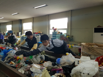 [해봤습니다]재활용 선별장 가보니…우유 썩는 냄새에 어질, 재활용 절반은 폐기