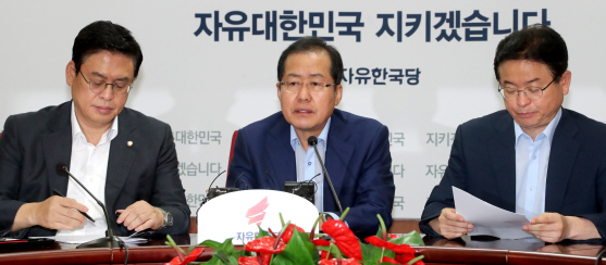 "정부 흔들기" Vs "文패싱"…與·한국당 연일 안보 공방(종합)