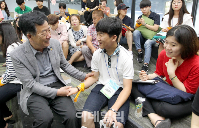 [포토] 축산장학생과 대화하는 민경천 축산자조금연합회장