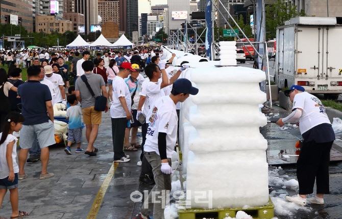 [포토] 8월 폭염속에 눈조각전...