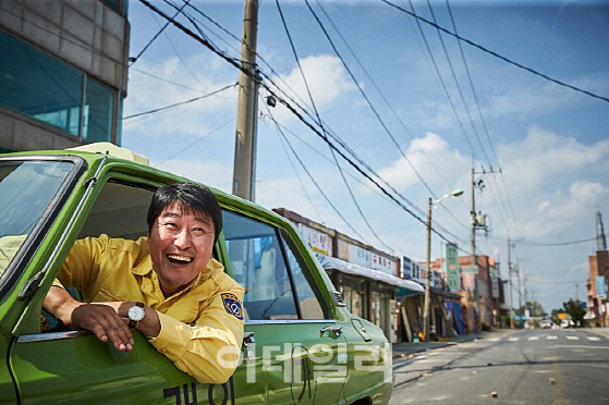 문재인 대통령 내외, 일반 관람객들과 영화 ‘택시운전사’ 관람