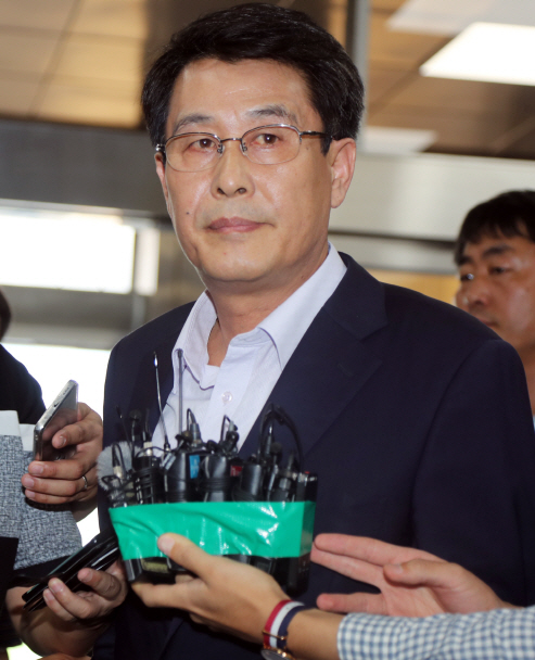 김광수 의원 "모든 당직 내려놓겠다"..`여성 폭행 혐의` 경찰 출석