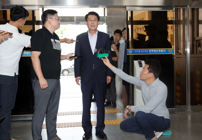 [포토] 경찰 출석한 김광수 의원