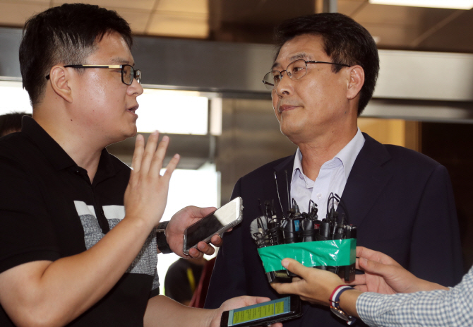 [포토] 기자 노려보는 김광수 의원