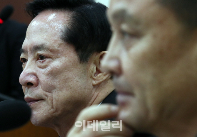 [포토]국회 국방위 전체회의, '질의 듣는 송영무-이순진'