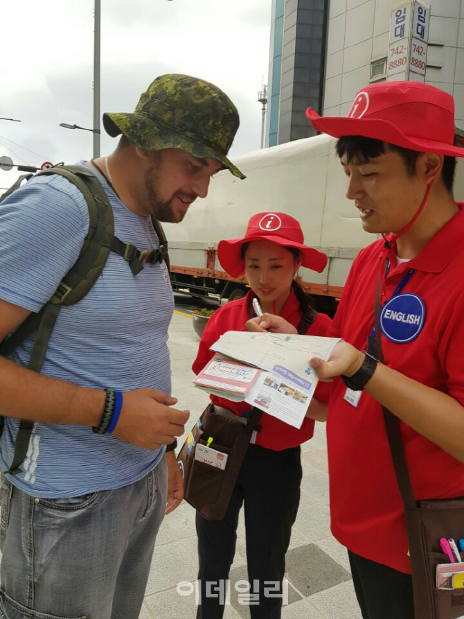 부산관광공사, 직접 찾아가 돕는 '움직이는 관광안내사' 도입