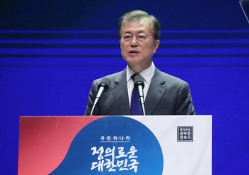 文대통령 “위안부·강제징용, 日지도자 용기있는 자세 필요”