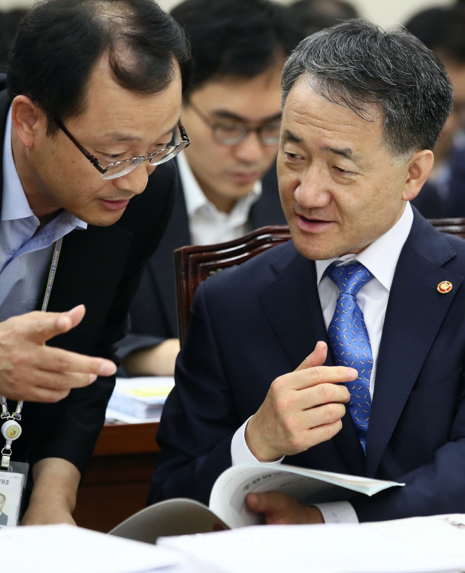 [포토]보고받는 박능후 보건복지부 장관