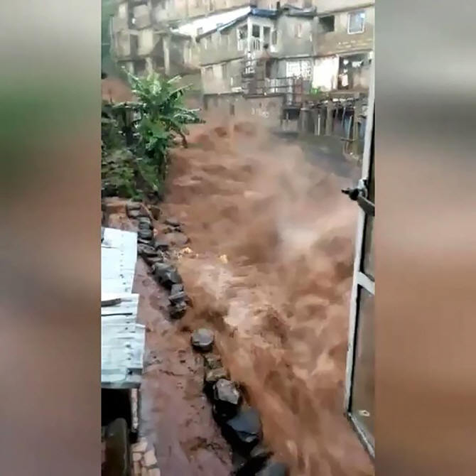 [영상]시에라리온 산사태, 20년來 아프리카 최악 참사.."맨손으로 시신을"