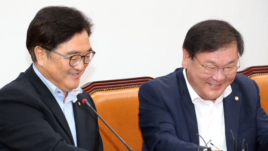 與·한국당, 나흘째 '文대통령 100일' 평가하며 으르렁