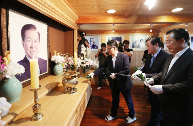 DJ 서거 8주기 추도식..홍준표 등 여야5당 대표 총출동