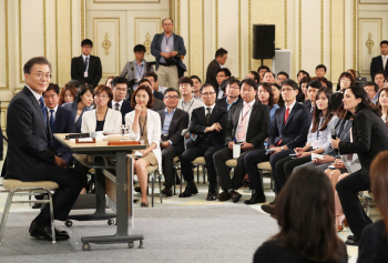 [文 100일 회견] "참여정부 출신, 소수만 발탁..통합인사 이어갈 것"