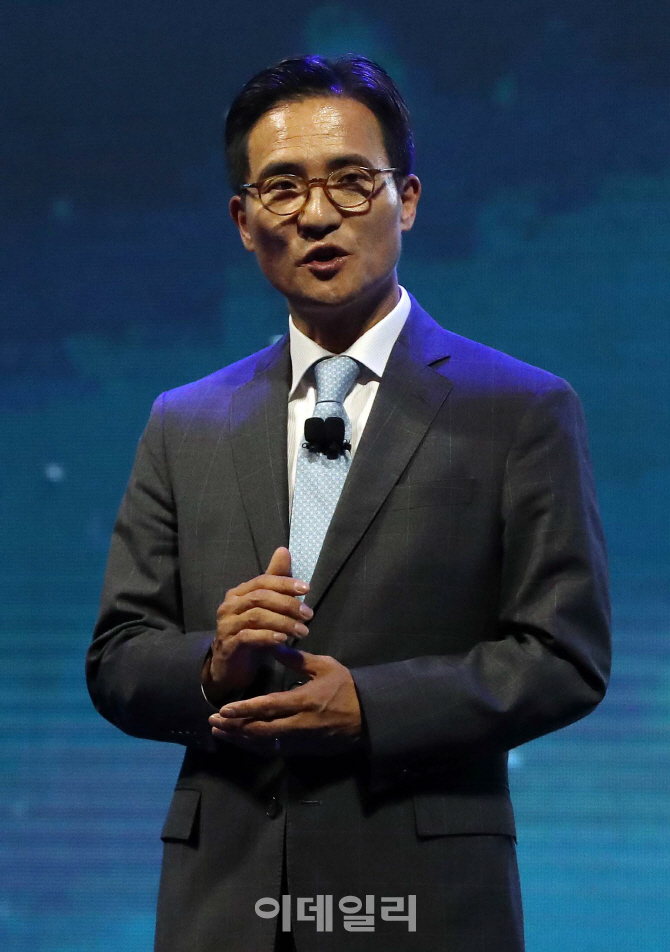 [포토]'차세대 수소전기차' 소개하는 이광국 본부장