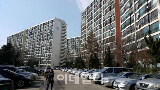 “재건축 논의할 가치 없다”…서울시 제동에 은마아파트 ‘불똥’
