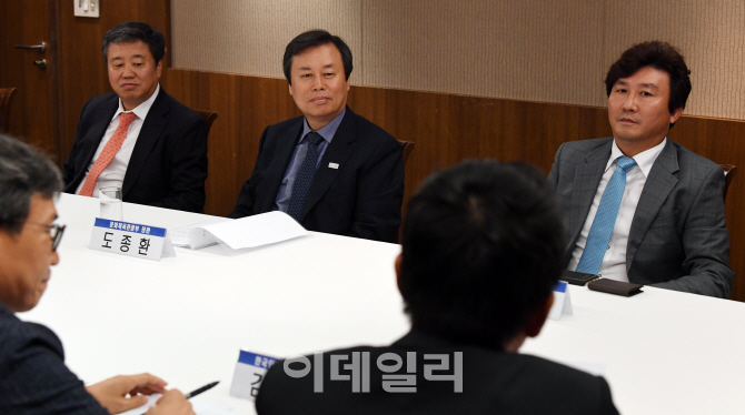 [포토]언론단체장들과 이야기 나누는 도종환 장관