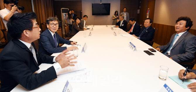 [포토]문체부 장관에게 사진기자 저작권 문제 개선안 개진하는 권호욱 한국기자협회 부회장