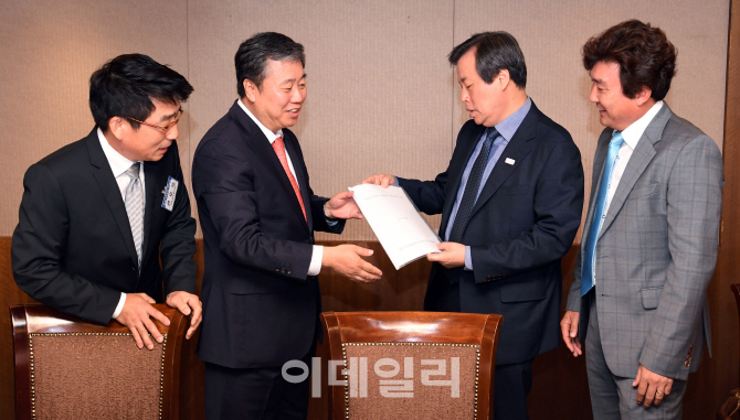 [포토]도종환 장관에게 사진기자 저작권 관련 개선 방안 전달하는 이동희 사진기자협회장