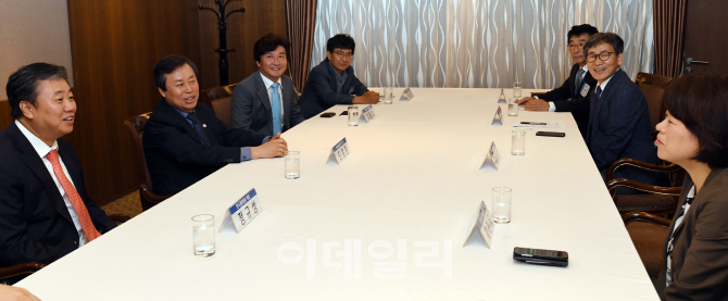 [포토]언론단체장들과 간담회 갖는 도종환 장관
