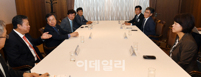 [포토]언론단체장들과 간담회 갖는 도종환 문체부 장관