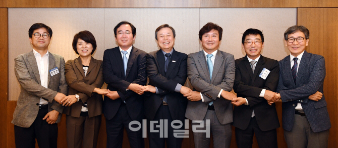 [포토]언론단체장들과 손 맞잡은 도종환 문체부 장관