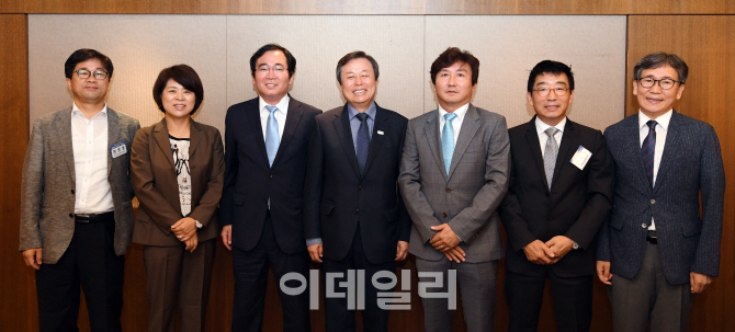 [포토]언론단체장들과 기념촬영하는 도종환 문체부 장관
