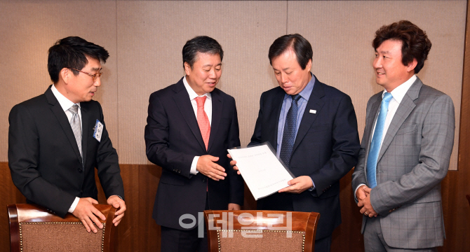 [포토]도종환 문체부 장관에게 사진기자 저작권 관련 개선 방안 전달하는 이동희 사진기자협회장