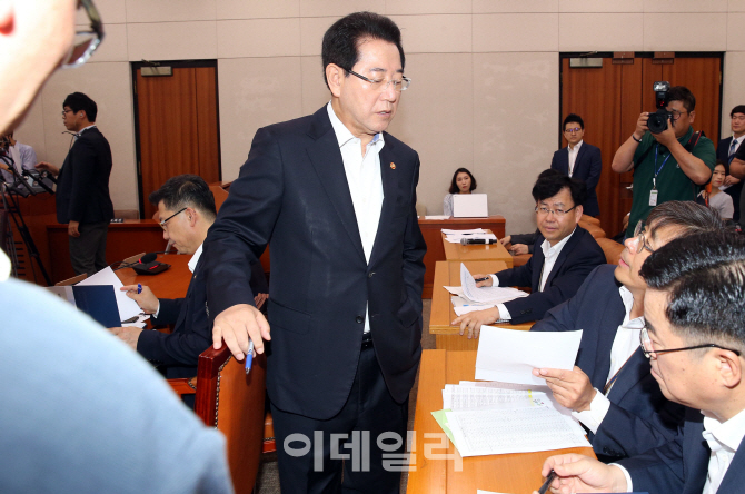 [포토]살충제 계란 파문, '농해수위 출석한 김영록 장관'