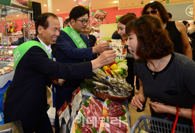 [포토]최문순 강원도지사 '강원도 신선식품 애용바랍니다'