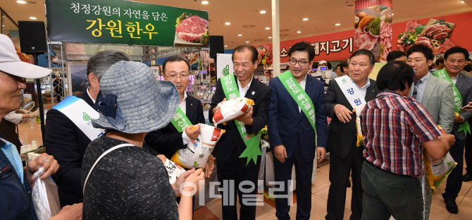 [포토]최문순 '강원도 농산물 애용해주세요'